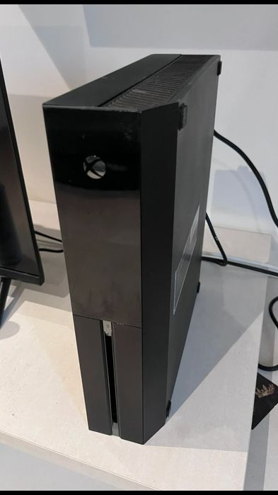 Xbox One 500GB – Inclui 1 comando e 1 jogo