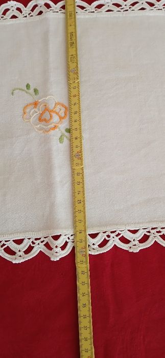 Naperon bordado e debruado a crochet