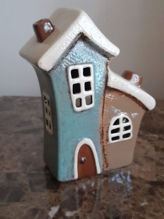 Керамічні будиночки -підсвічники,ззаду є отвір для свічки