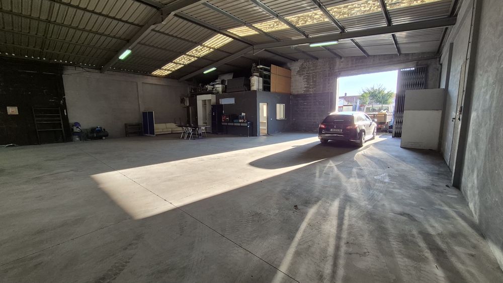 Arrendo armazém com 600m2 água e luz incluído