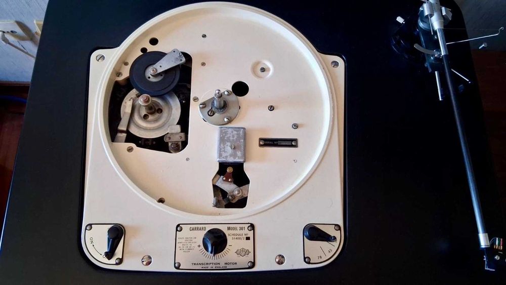 Gira-discos Garrard Modelo 301 / Braço de 12,5" / Base em MDF / Cápsula Hana SL