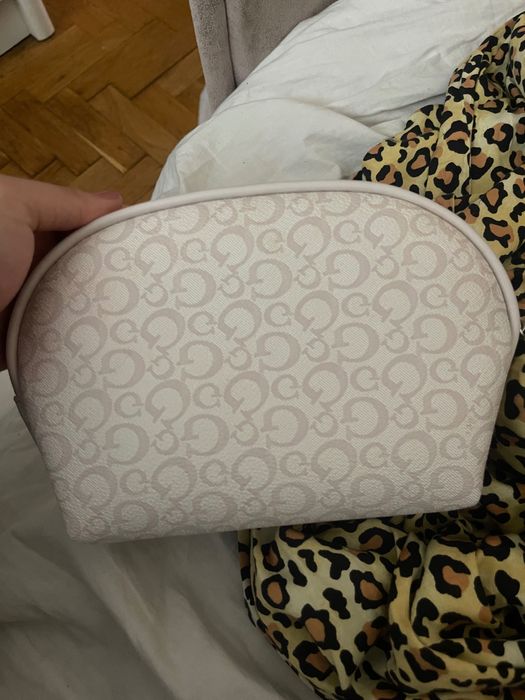 Косметичка guess  в идеальном состоянии оригинал