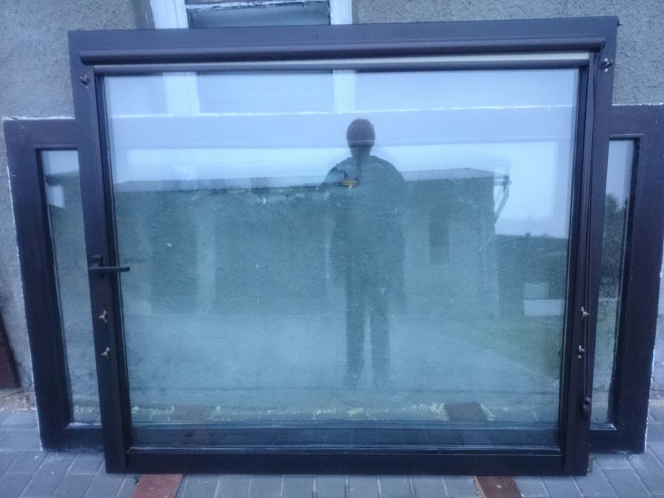 Okno drewniane z ramą po demontażu