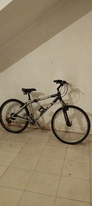 Bicicleta de  adulto usada precisa de arranjos