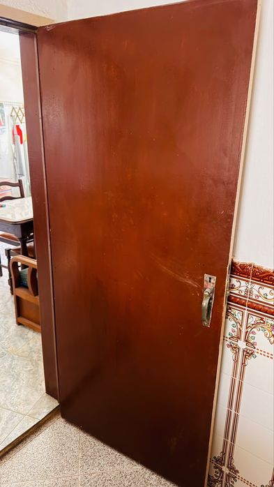 Porta interior usada com aro e ferragens