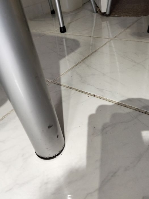 Mesa de cozinha boa madeira.e pés Inox escovado..