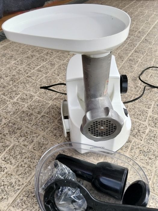 Picador de carne e máquina de fazer iogurtes