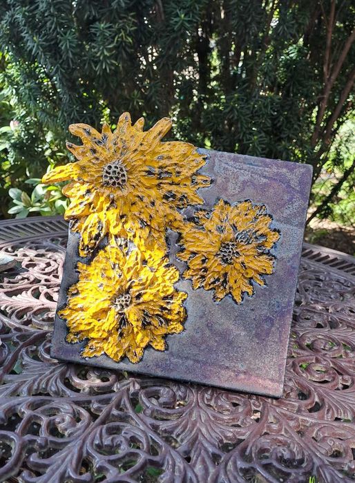 ceramiczny kafel ozdobny z kwiatowym motywem