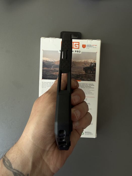 Оригінальний чохол UAG Monarch Pro для iPhone 16Pro