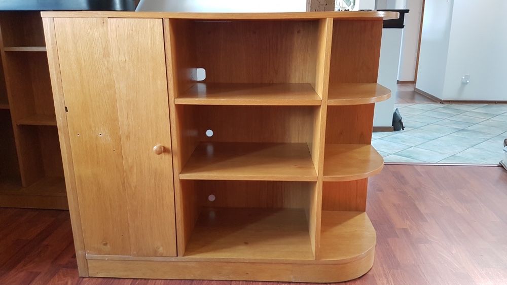 Barek dębowy z szfakami na napoje