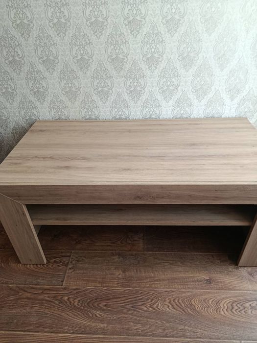 Стіл у вітальню, або спальню