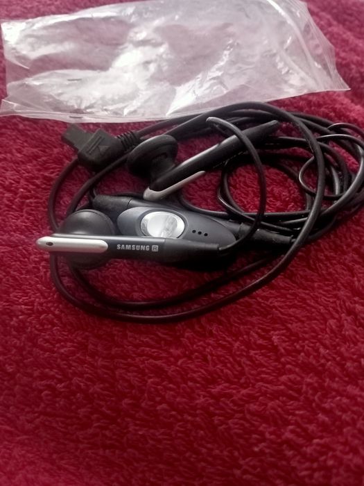 Провідні навушники Samsung