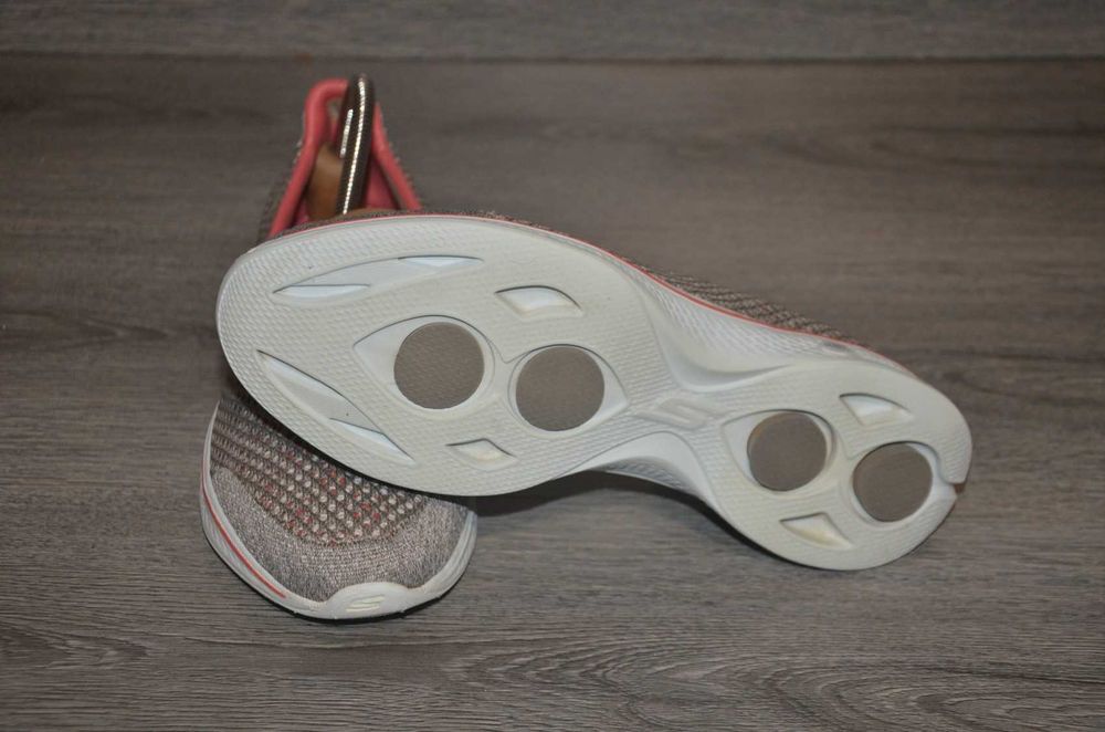 Продам кросівки Фірма Skechers.