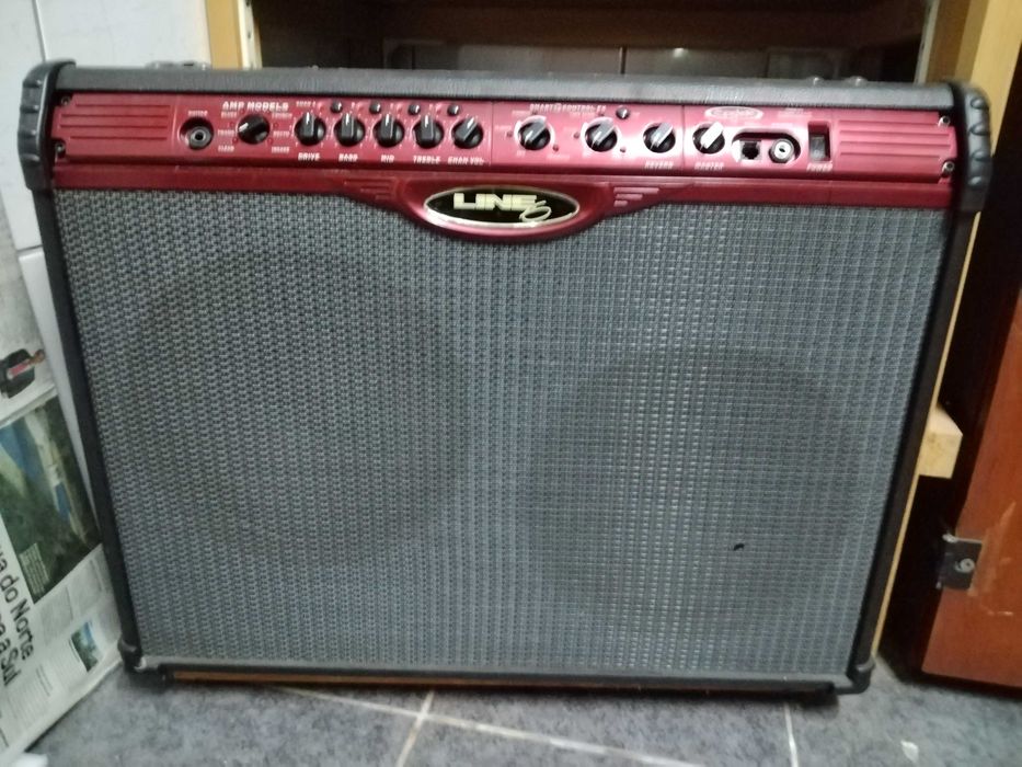 Combo, guitarra amplificador e pedaleira.