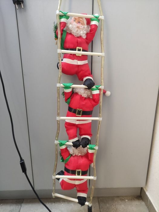 Новогодние Санта Клаусы.