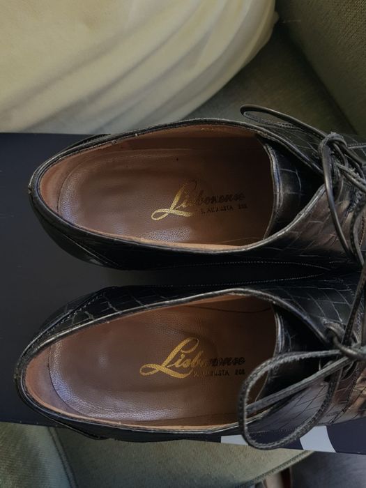 Sapatos pretos com atacadores