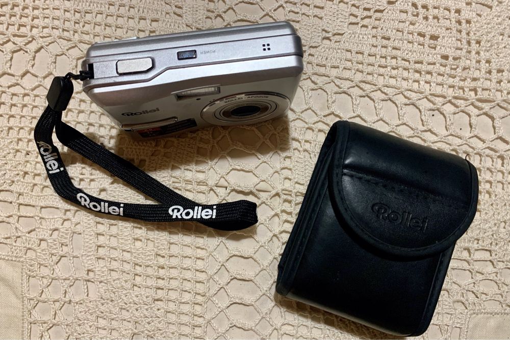 Máquina fotográfica Rollei com capa