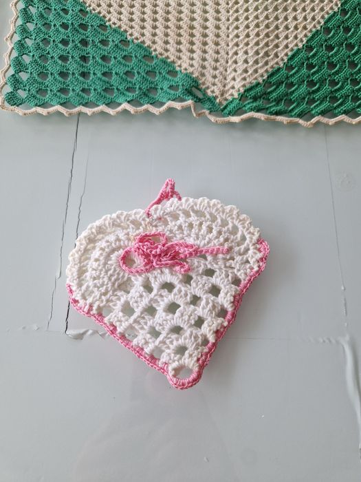Lote de naprons em crochet, peças variadas