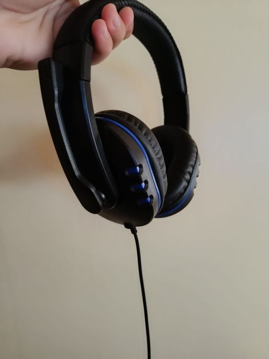 Headset com fio.