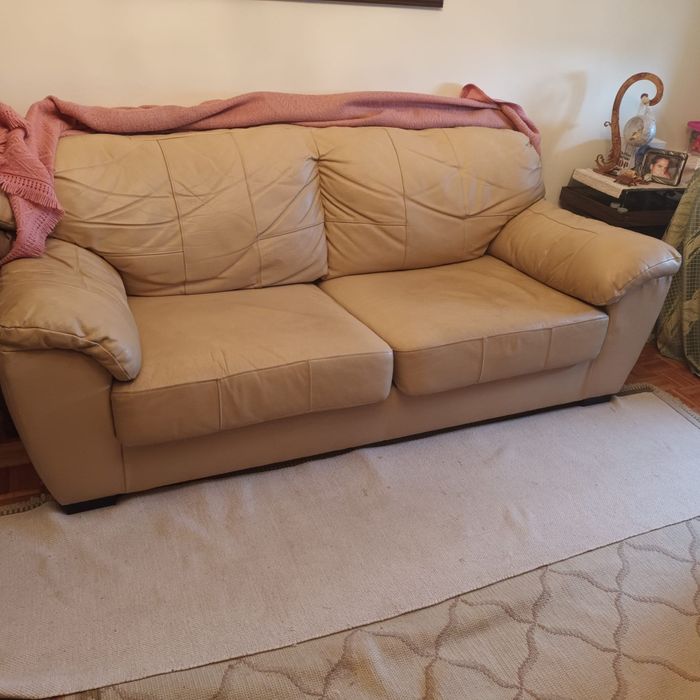 Sofá cama bege..