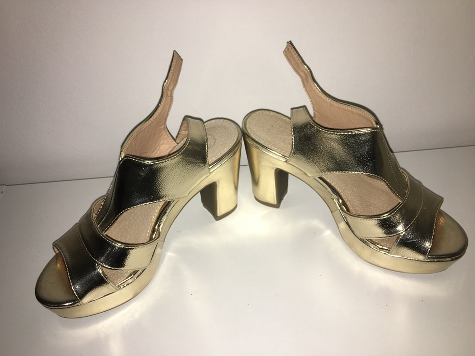 Varios tipos de calçado de mulher