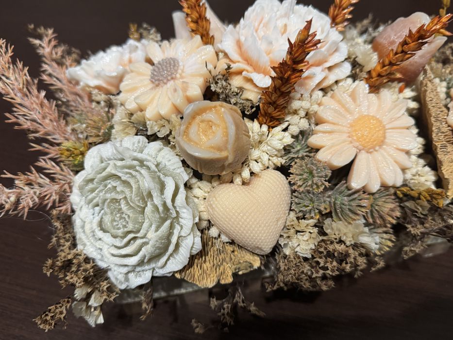 Arranjo de flores secas e velas