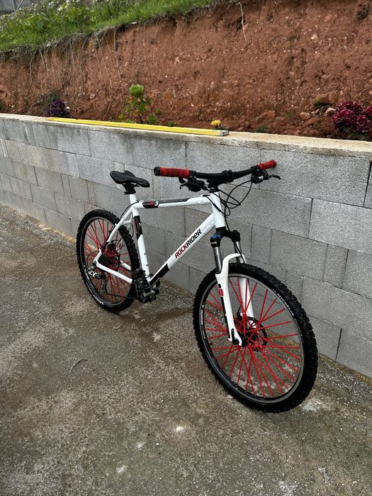 bicicleta btt  equipada com material sram