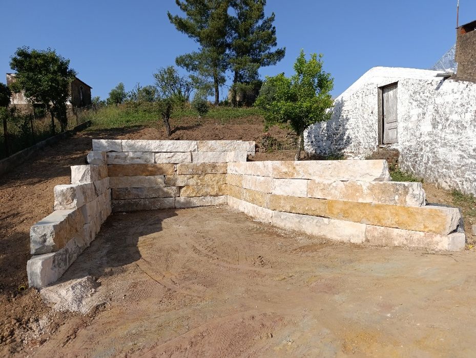 Trabalho de Mini Giratória e Camião Entre Outros