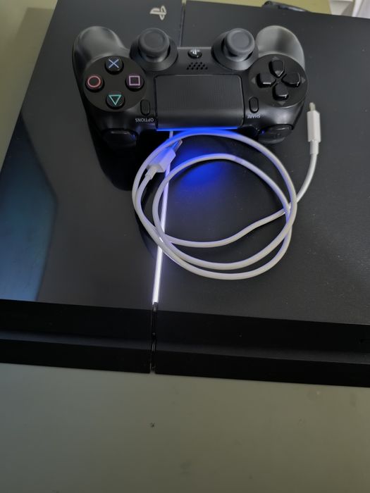 Consola PS4 com comando
