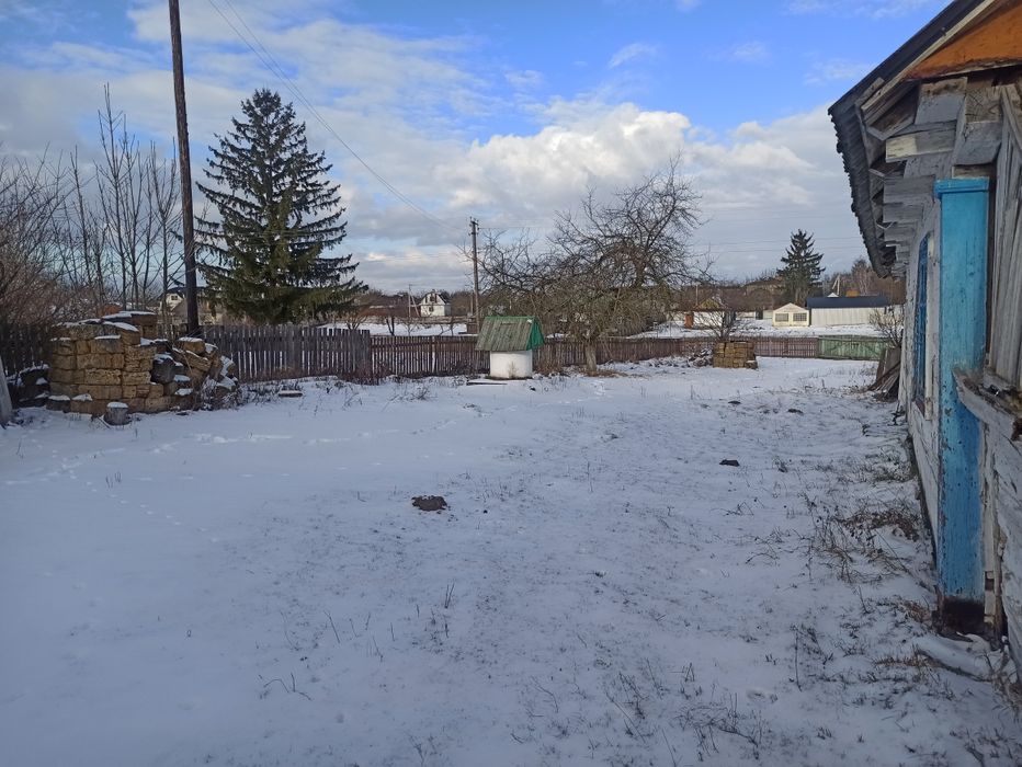 Продам хату з надвірними будівлями.