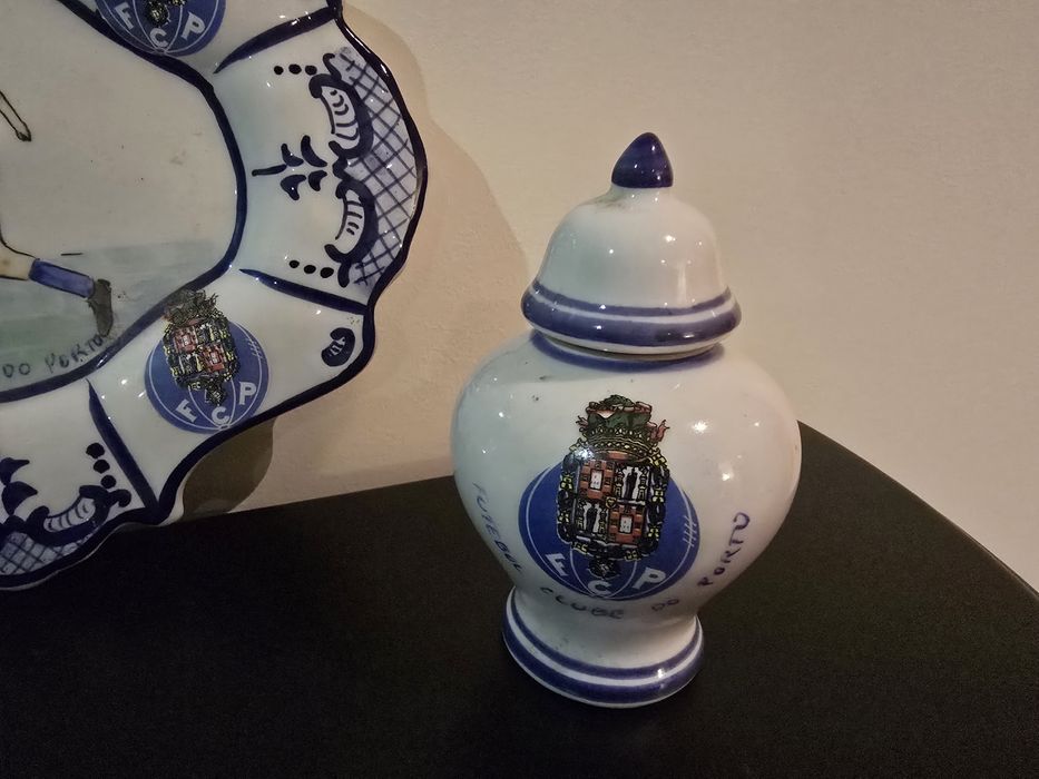 Artigos em cerâmica alusivos ao FCPorto pintados à mão. 
Preço para o