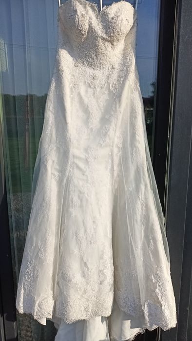 Suknia Madonna koronka perełki długi tren