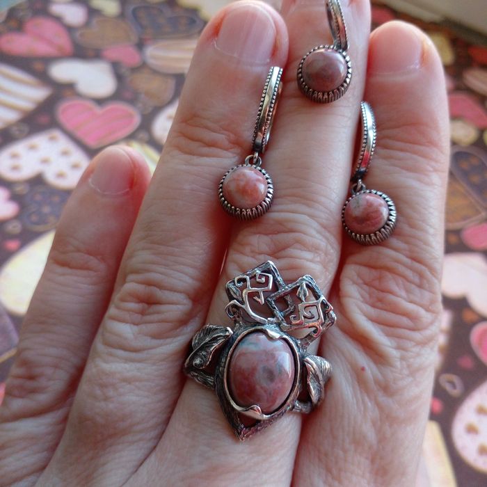 Рожева яшма в прикрасах Орінго