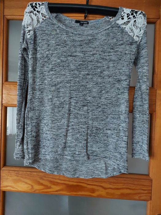 Sweterek z bawełnianym haftem