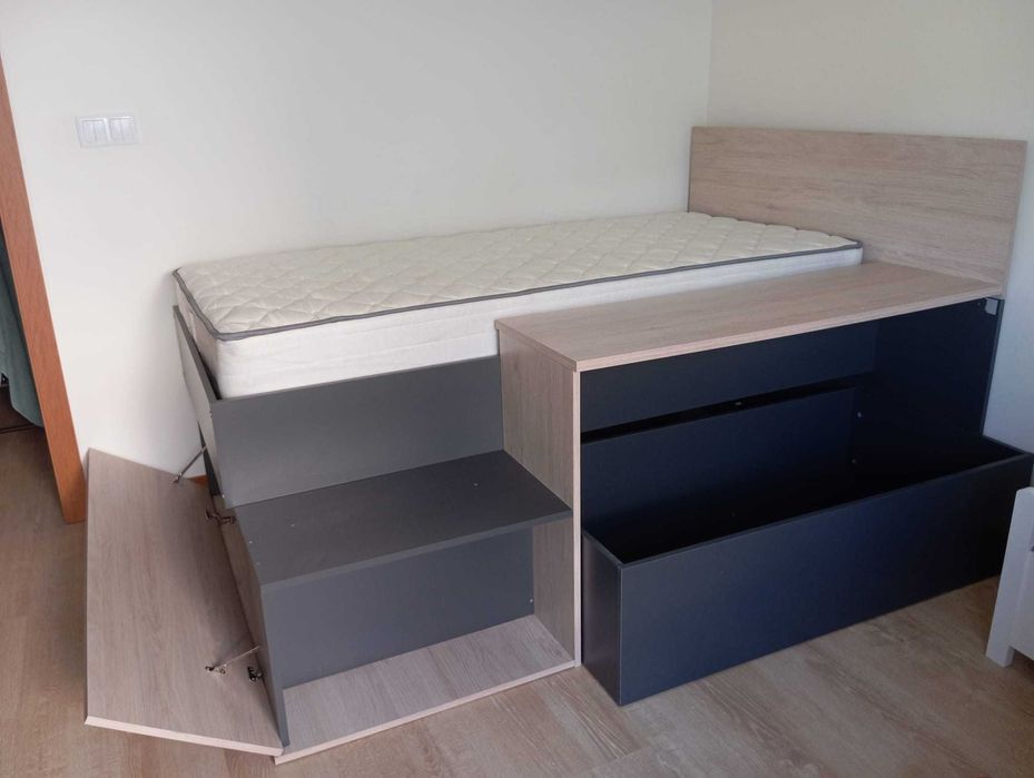 Cama com colchão para quarto individual com arrumação.