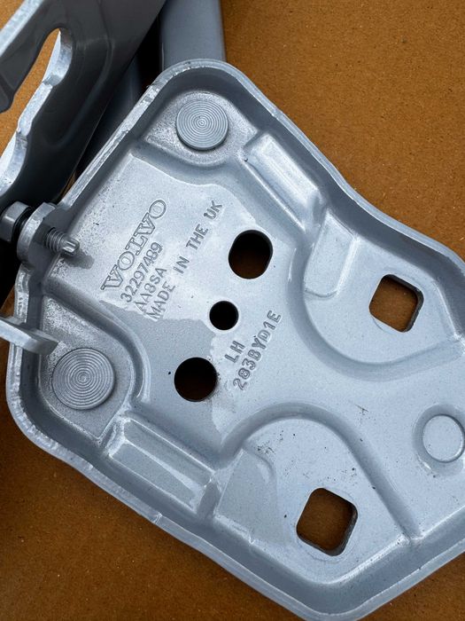 Zawias maski VOLVO XC40 oryginał 32297,489  32297,490