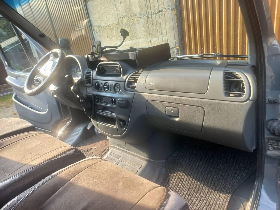 Мерседес Спрінтер середня база 2,7 рік 2004