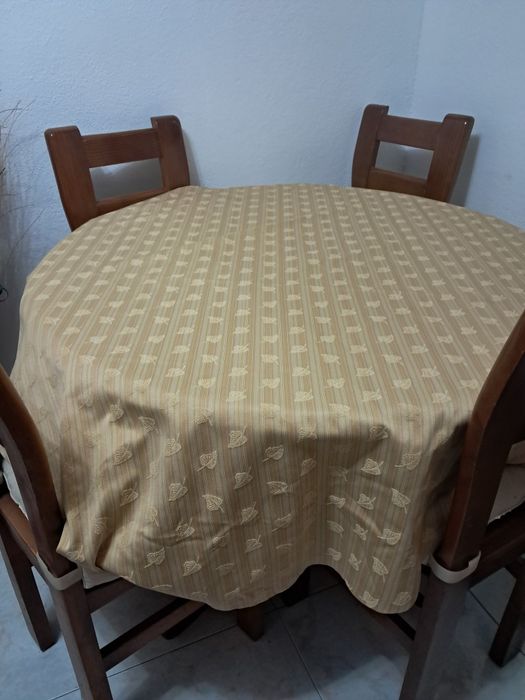 Mesa redonda extensível em madeira maciça