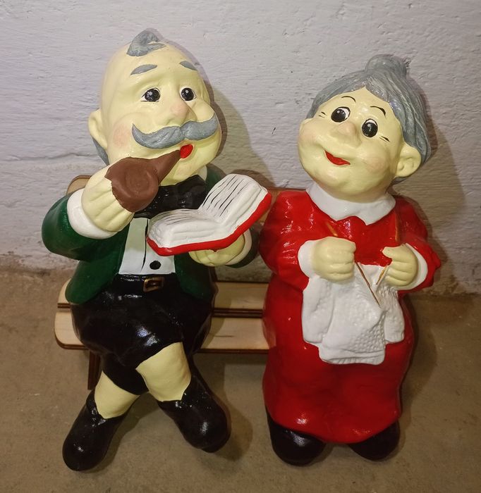 Siedzący dziadek i babcia figurka duża