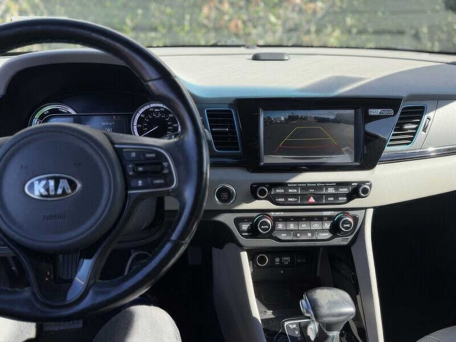 Kia Niro Hybrid      2017