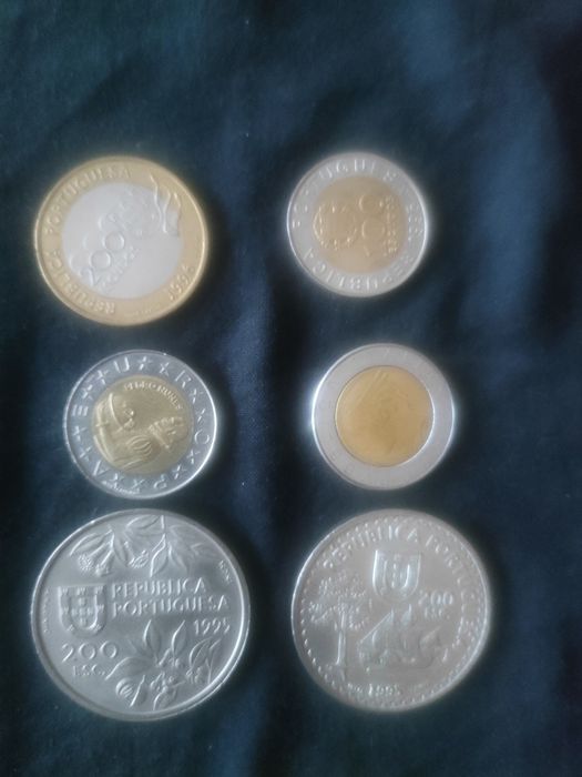 Várias moedas de escudo portuguesa