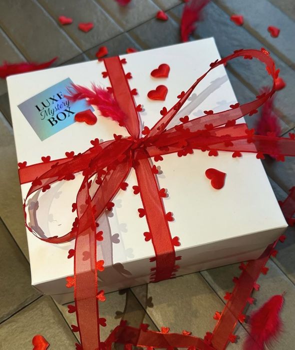 Подарунок для дівчини, сюрприз бокс, бокс-загадка