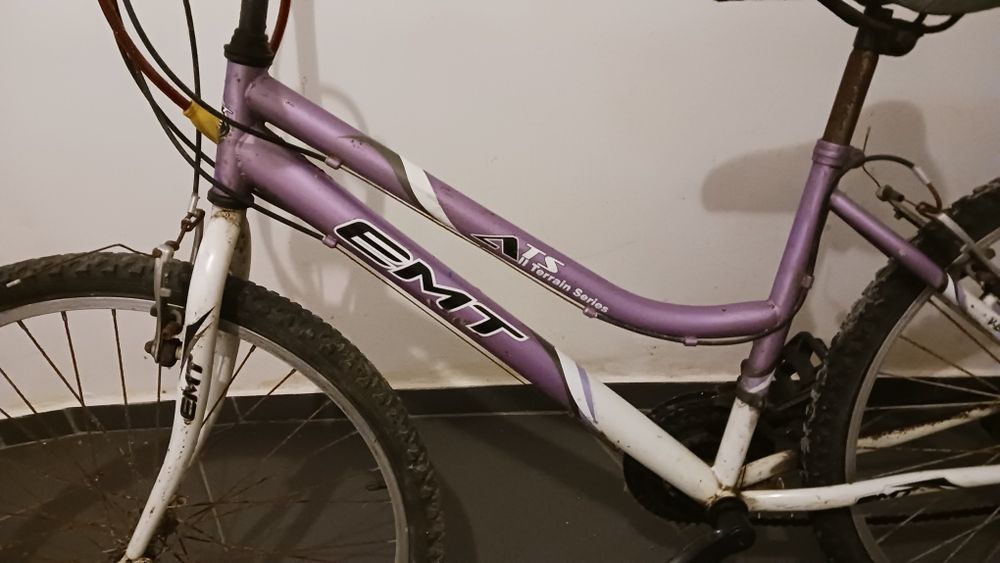 Bicicleta roxa e branca como nova