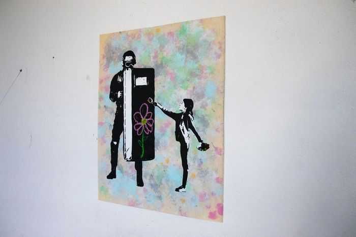Tela 86x69cm MANI-KURE - Girl Drawing On Officer