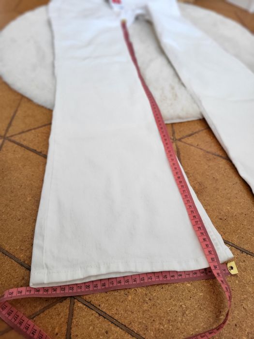 Białe jeansy damskie dżinsy spodnie dzwony 38 Lefties