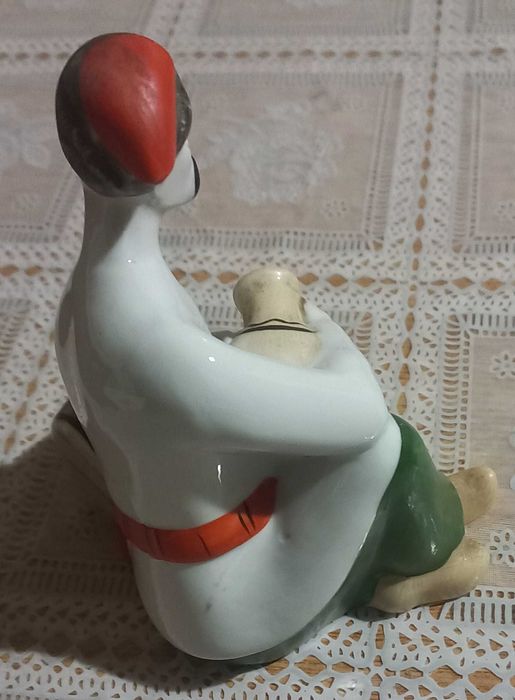 Порцелянова фігурка Виночерпій