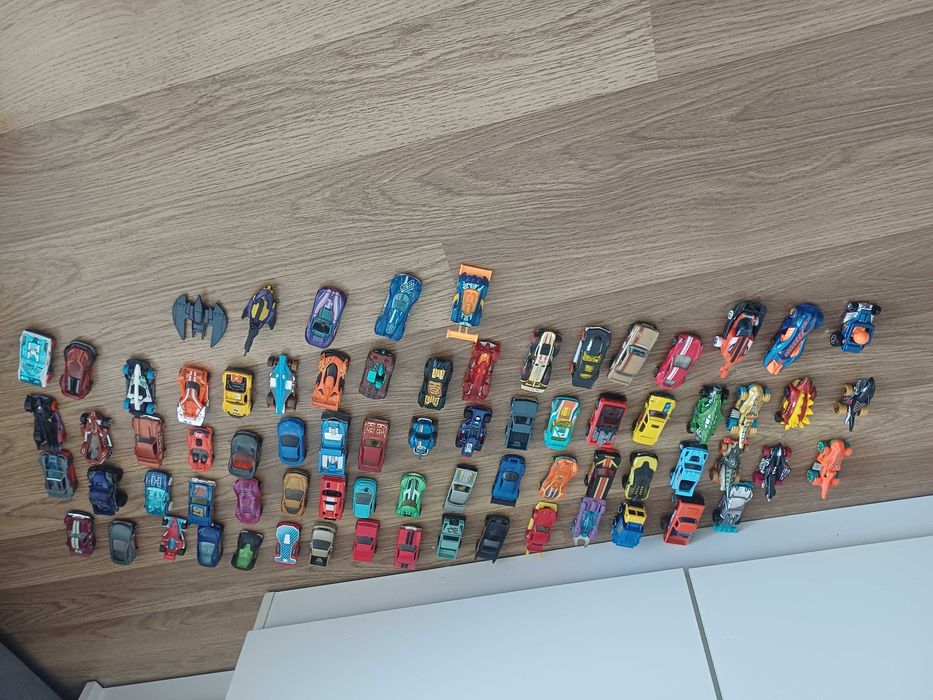 72 auta hot wheels,1 helikopter