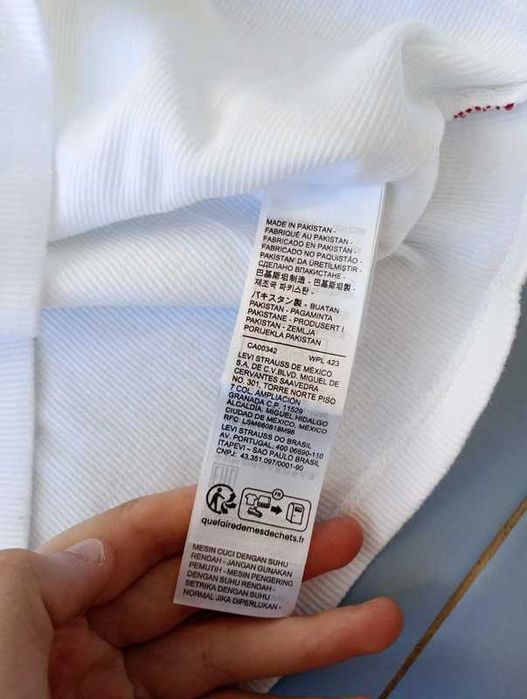 Top da Levis simples e branco