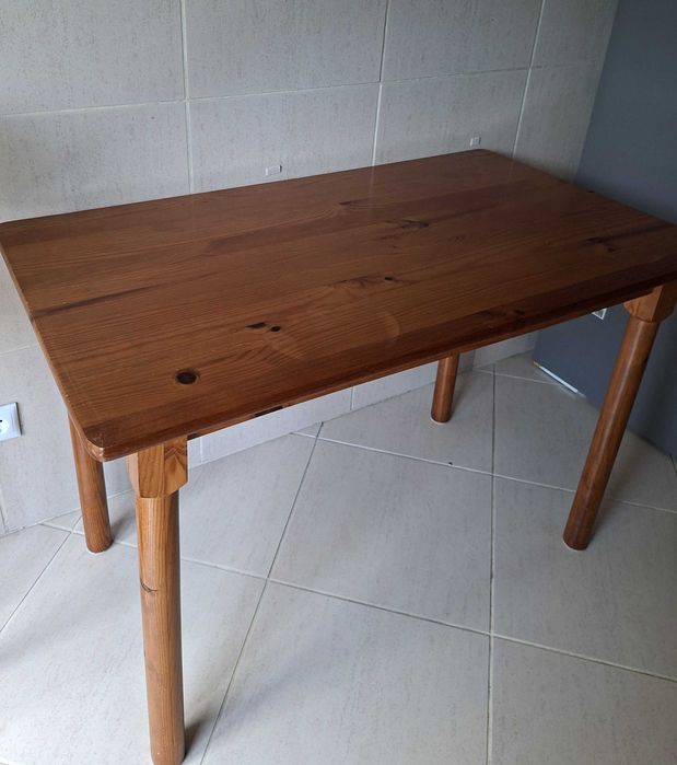 Mesa de madeira em estado como novo