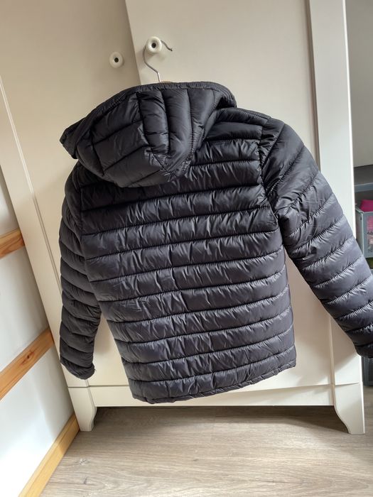 Casaco preto de penas praticamente novo